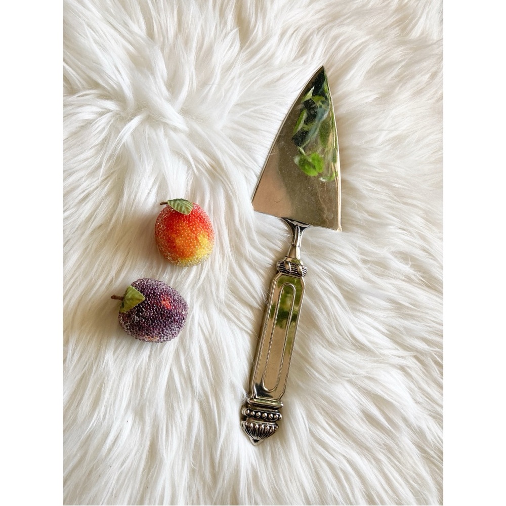 Godinger Vintage Silver Cake or Pie Server with Decorative Daisy Handle 1970s